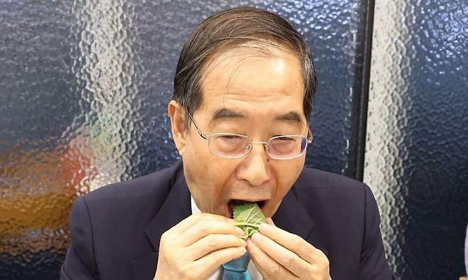 한덕수 전 국무총리가 2023년 9월4일 오후 서울 송파구 가락몰 내 수산물 시장을 찾아 직접 구입한 수산물로 만든 음식으로 저녁 식사를 하고 있다. 연합뉴스