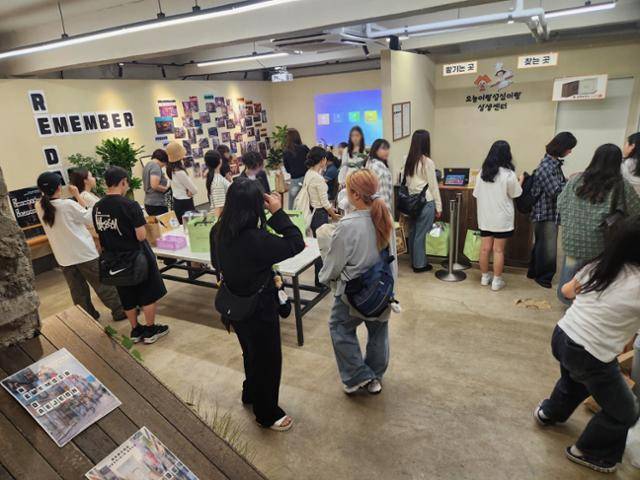 대전 중구 으능이랑 성심이랑 상생센터에 빵을 보관하려는 사람들이 줄 서 있다. 한국관광공사 제공