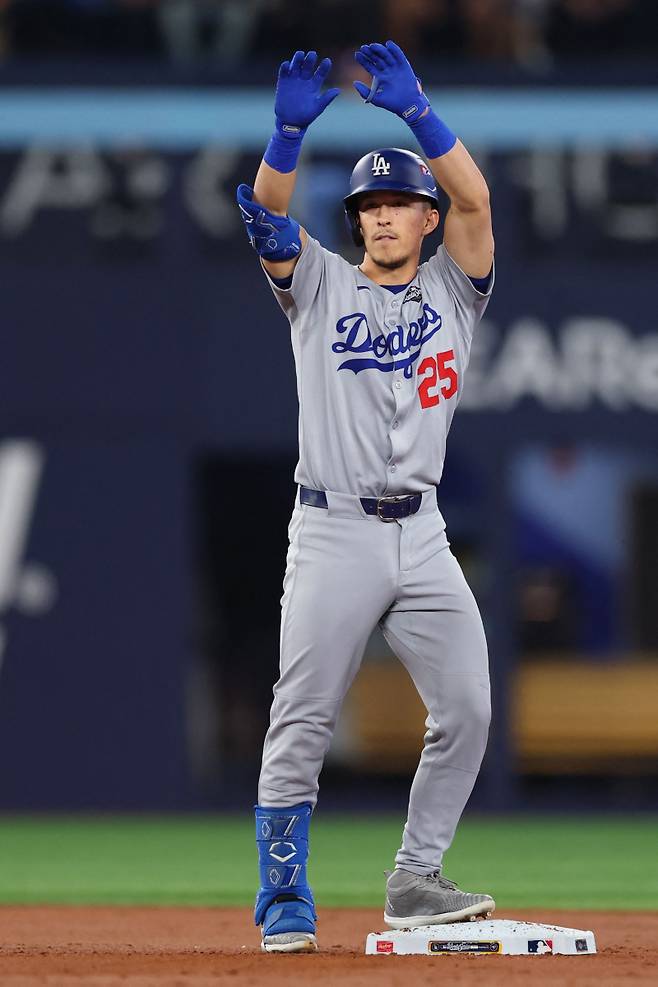 <yonhap photo-1544=""> 토미 에드먼이 지난 1일(한국시간) 토론토와 월드시리즈 6차전 3회 초 공격 때 2루타를 치고 세리머니를 하고 있다. AFP=연합뉴스</yonhap>