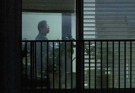 대장동 사건 항소 포기 결정 이후 검찰 내부에서 사퇴 요구를 받고 있는 노만석 검찰총장 대행이 11일 저녁 서울 강남구 대치동 자택에서 칩거하고 있다. 전민규 기자