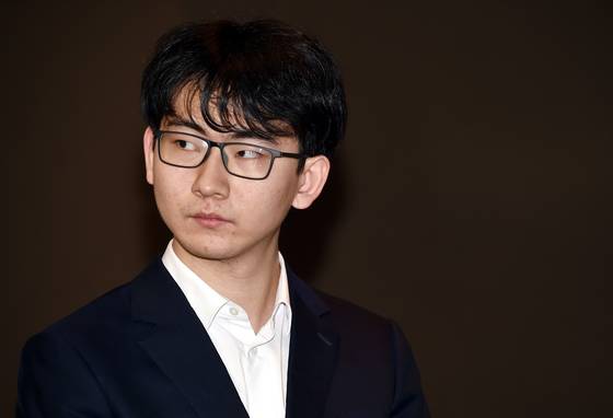 2025 삼성화재배에서 대회 3연패를 노리는 중국 최강자 딩하오 9단. 12일 8강전에서 중국 탄샤오 9단을 물리치고 4강에 올랐다. 사진 한국기원