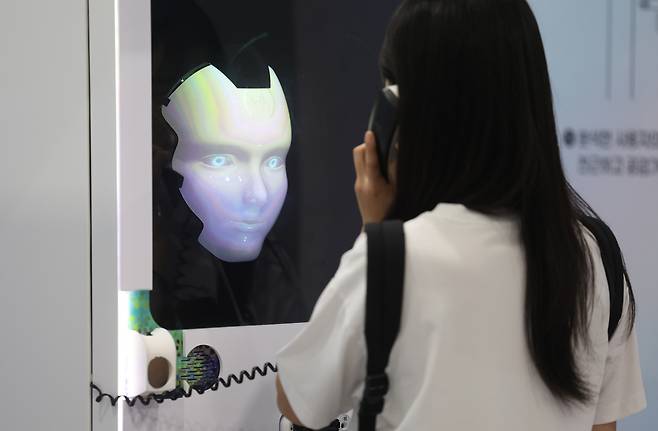 지난 9월 30일 강남구 코엑스에서 열린 ‘스마트라이프위크 2025’에서 관람객이 AI 로봇에게 고민 상담을 받고 있다. 연합뉴스