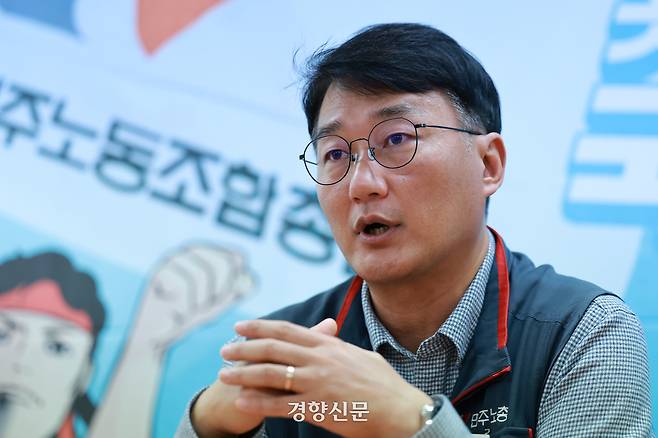 양경수 전국민주노동조합총연맹 위원장이 12일 서울 중구 민주노총 사무실에서 경향신문과 인터뷰를 하고 있다. 성동훈 기자