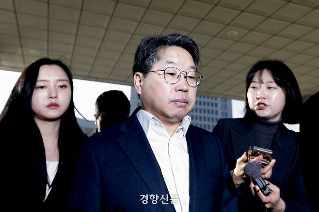 대장동 개발 비리 사건 항소 포기로 사퇴 압박을 받던 노만석 검찰총장 직무대행이 12일 서울 대검찰청으로 출근하고 있다. 문재원 기자