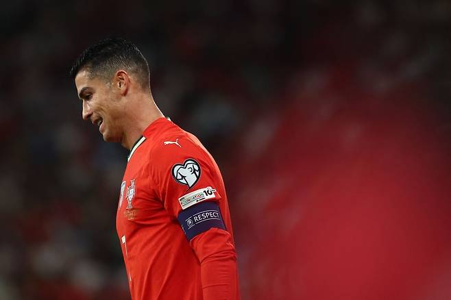 포르투갈의 크리스티아누 호날두가 10월 14일(현지시간) 포르투갈 리스본에 있는 주제 알발라드 스타디움에서 열린 2026 국제축구연맹(FIFA) 북중미 월드컵 유럽 예선 F조 4라운드 헝가리와의 경기에서 득점 기회를 놓친 뒤 아쉬운 표정을 짓고 있다. 로이터연합