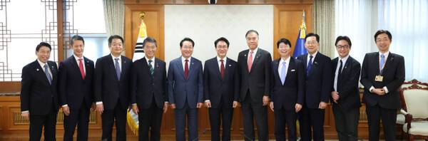 대한민국시도지사협의회 회장인 유정복 인천시장과 한일시장지사회의 참석차 한국을 방문한 일본 9개 현 지사들이 12일 서울 세종로 정부 청사에서 김민석 총리와 간담회 뒤 기념사진을 촬영하고 있다. 대한민국시도지사협의회 제공