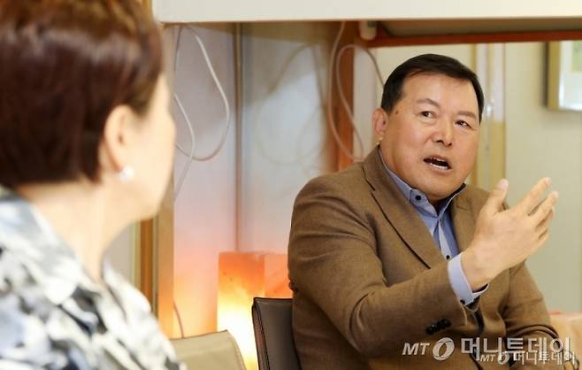 글로벌코리아인사이츠(이사장 백용호 머니투데이 상임고문) 고문단이 지난 10일 서울 중구 '컨퍼런스하우스 달개비'에서 첫 좌담회를 열고 '한국기업의 글로벌 미래전략'에 대해 논의하고 있다. 왼쪽부터 시계방향으로 신미남 전 두산퓨얼셀 사장, 박정호 전 SK하이닉스 부회장, 황각규 전 롯데지주 부회장, 전하진 전 한글과컴퓨터 대표, 박선영 동국대 교수(GK인사이츠 이사) /사진=김창현