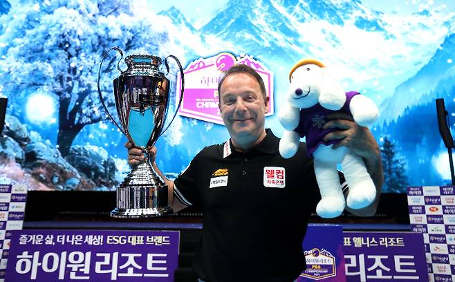 우승 뒤 기념 촬영하는 산체스. PBA