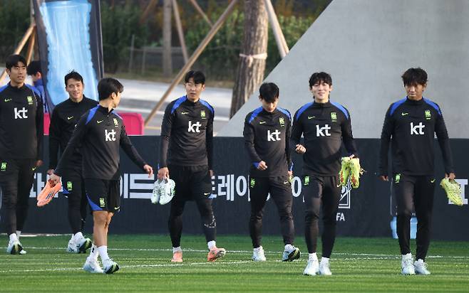 훈련 지켜보는 홍명보 감독. 연합뉴스