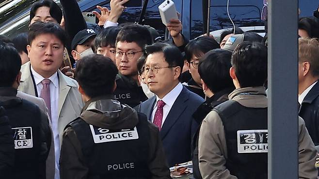 내란 특검팀이 12일 서울 용산구 자택에서 황교안 전 국무총리를 체포하고 있다.