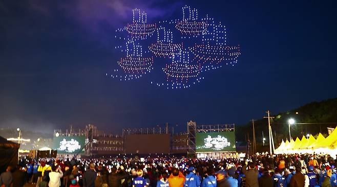 드룐쇼가 유자축제장의 밤을 밝혀 화려하고 낭만적인 밤 분위기를 더했다. ⓒ고흥군