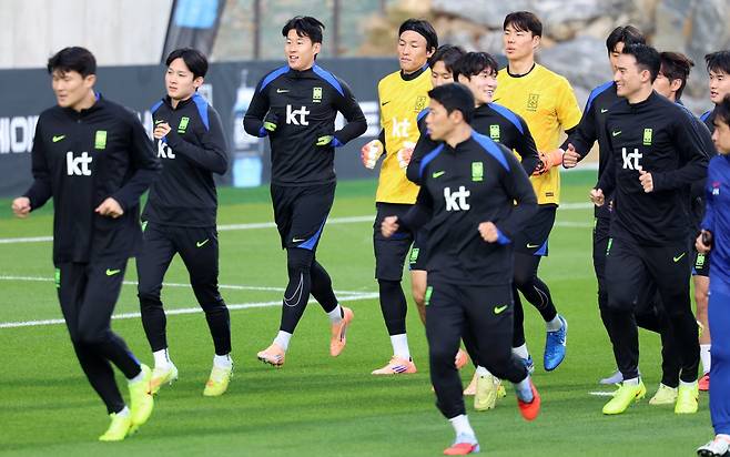 김민재와 손흥민, 황희찬 등 축구대표팀 선수들이 11일 충남 천안 대한민국축구종합센터에서 진행된 오픈 트레이닝에서 가벼운 러닝으로 몸을 풀고 있다. 천안|뉴시스
