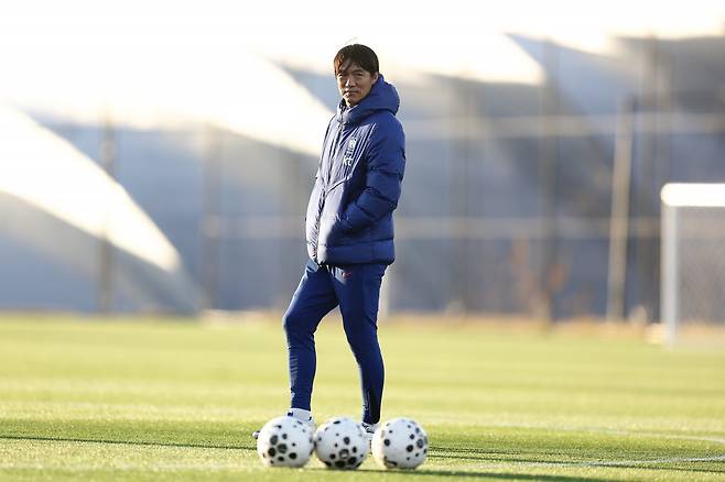 축구국가대표팀 홍명보 감독이 10일 대한민국축구종합센터에서 대표팀 훈련 도중 그라운드에 서있다. 대표팀은 14일 대전에서 볼리비아, 18일 서울에서 가나를 잇달아 상대한다. 사진제공|대한축구협회