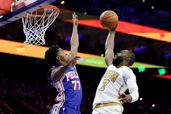 덩크슛을 시도하는 제일런 브라운(오른쪽). 필라델피아 | AFP연합뉴스