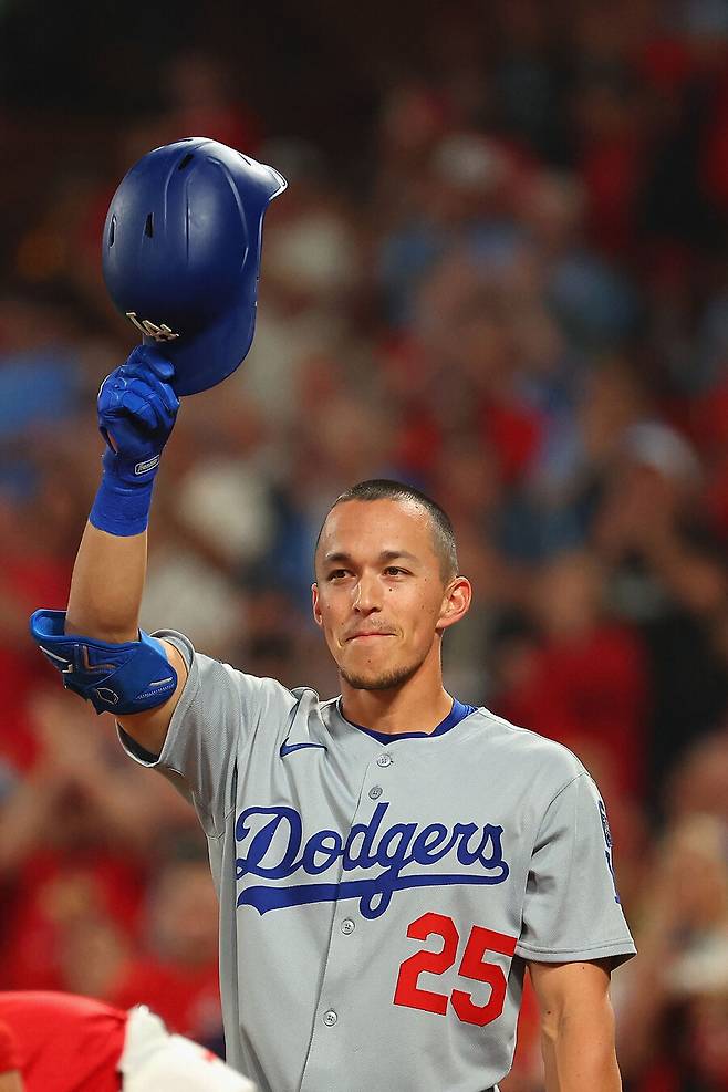 ▲ 헬멧을 벗어 세인트루이스 팬들에게 인사하는 토미 에드먼. ⓒ연합뉴스/AFP