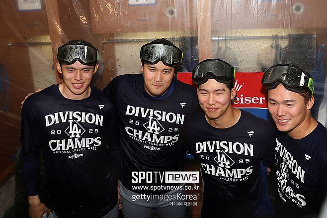 ▲ 김혜성(오른쪽에서 두 번째)은 올해 다저스의 아시아 세력을 이루며 일본 언론에도 큰 관심을 받았다