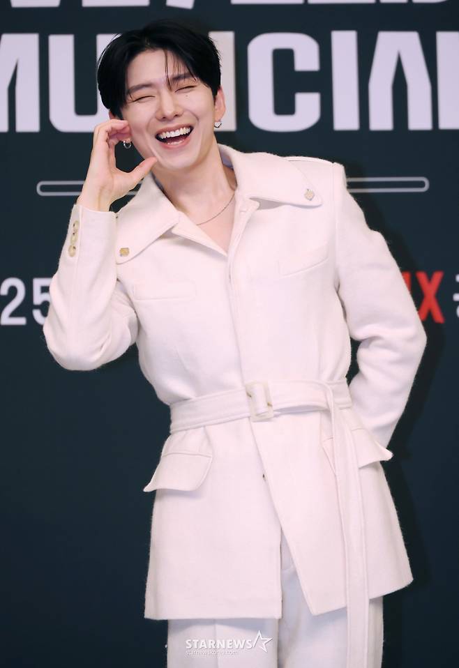 가수 기현이 12일 오후 서울 양천구 목동 SBS에서 진행된 오디션 예능 '베일드 뮤지션' 제작발표회에 참석해 포즈를 취하고 있다. /2025.11.12 /사진=이동훈 photoguy@