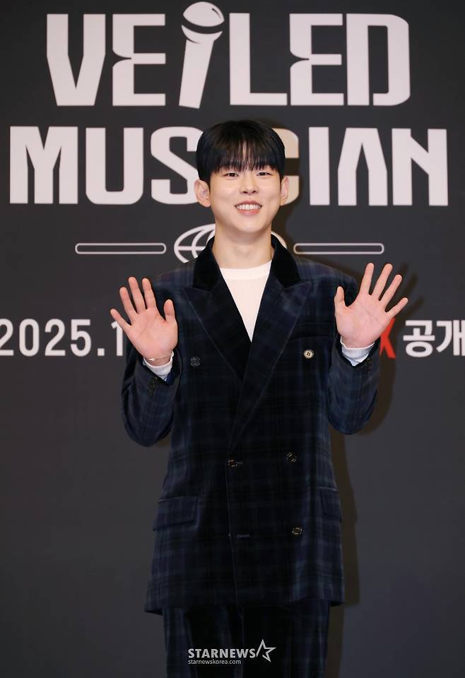 가수 폴킴이 12일 오후 서울 양천구 목동 SBS에서 진행된 오디션 예능 '베일드 뮤지션' 제작발표회에 참석해 포즈를 취하고 있다. /2025.11.12 /사진=이동훈 photoguy@