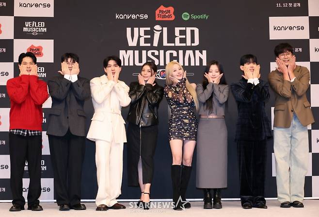 이홍희PD, 신용재, 기현, 에일리, 벨, 안지영, 폴킴, 최다니엘이 12일 오후 서울 양천구 목동 SBS에서 진행된 오디션 예능 '베일드 뮤지션' 제작발표회에 참석해 포즈를 취하고 있다. /2025.11.12 /사진=이동훈 photoguy@