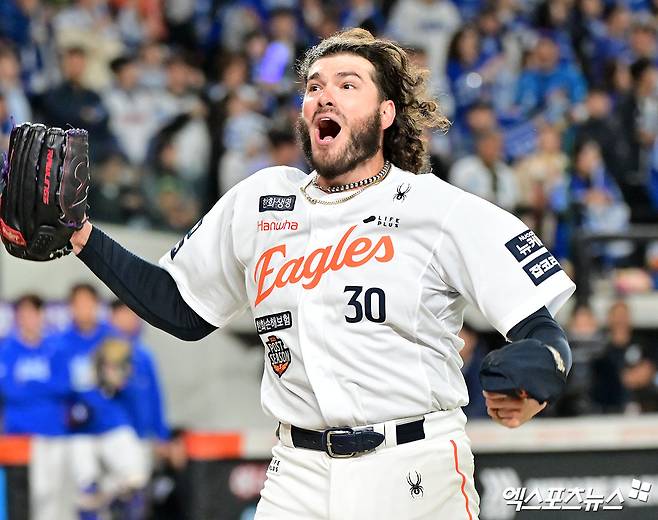 24일 오후 대전 한화생명 볼파크에서 열린 '2025 신한 SOL Bank KBO 포스트시즌' 삼성 라이온즈와 한화 이글스의 플레이오프 5차전 경기, 5회초 수비를 마친 폰세가 포효하고 있다. 엑스포츠뉴스DB
