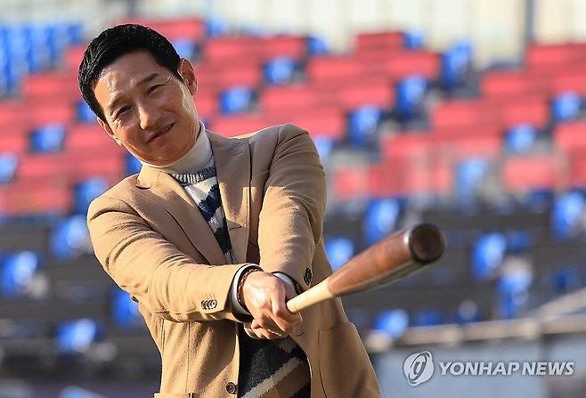 LG트윈스 염경엽 감독..'우승 스윙' (서울=연합뉴스) 최재구 기자 = LG 트윈스를 두 차례 통합우승으로 이끈 사령탑 염경엽 감독이 12일 서울 잠실야구장에서 연합뉴스와 인터뷰에 앞서 사진촬영을 하고 있다. 2025.11.12 jjaeck9@yna.co.kr