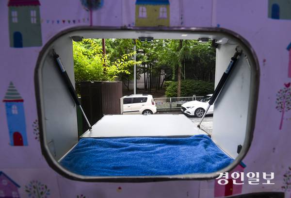 위기임산부가 아이를 안전하게 출산하고 원가정 양육을 할 수 있도록 돕는 ‘위기임신 및 보호출산 지원 제도’가 시행된 지 1년여가 지났지만 출산 이후 연속적인 지원은 제자리걸음이다. 군포시 한 베이비박스의 모습. /경인일보DB