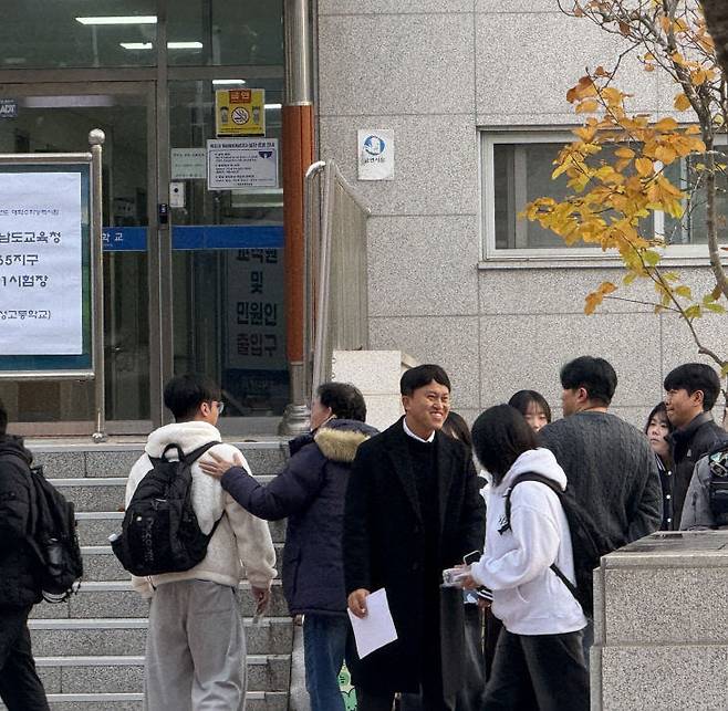 13일 오전 홍성고 정문 안쪽에서 홍주고 교사들과 후배들이 수험생들을 맞이하고 있다. (사진=오현민 기자)