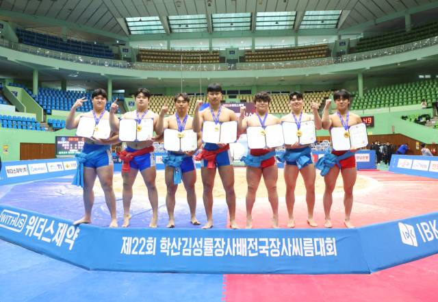 12일 마산실내체육관에서 열린 ‘제22회 학산김성률장사배전국장사씨름대회’ 대학부 개인전에서 경장급 우승을 차지한 인제대학교 유종배(오른쪽 첫 번째)를 비롯한 각 체급별 우승자들이 기념촬영을 하고 있다./대한씨름협회/