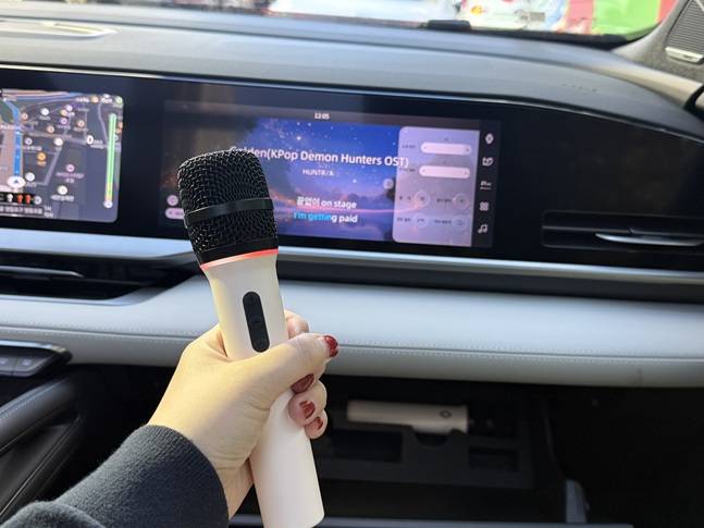 2026년형 그랑 콜레오스 조수석 글로브 박스 안에는 마이크가 보관돼 있다./사진=백유진 기자 byj@