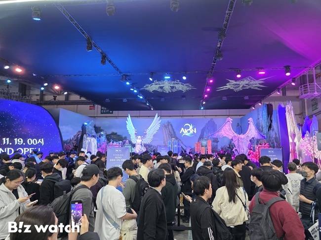 엔씨소프트가 지스타 2025에 마련한 부스 앞에 수많은 인파가 몰렸다./사진=김동훈 기자