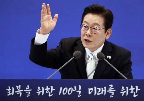 이재명 대통령이 9월11일 청와대 영빈관에서 열린 취임 100일 기자회견 ‘회복을 위한 100일, 미래를 위한 성장’에서 취재진 질문에 답하고 있다. 이 대통령은 질의응답 과정에서 “지금 당장 풍력발전, 태양광이 1~2년이면 (건설)되는데 그걸 대대적으로 건설하는 방식으로 가야한다”고 말했다. (사진=대통령실통신사진기자단)