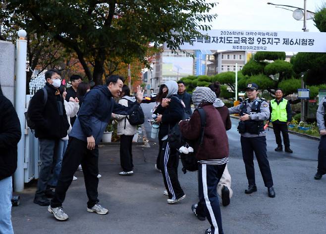 2026학년도 대학수학능력시험일인 13일 오전 수험생들이 응원받으며 제주중앙여자고등학교에 마련된 시험장으로 들어가고 있다. 사진=연합뉴스