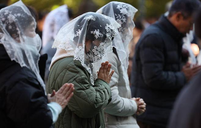2026학년도 대학수학능력시험(수능)을 이틀 앞둔 11일 대구 중구 남산동 천주교 대구대교구청 성모당에서 열린 ‘수험생 응원 미사’에서 수험생 학부모 등 천주교 신자들이 수험생을 위한 기도를 하고 있다.(사진=연합뉴스).
