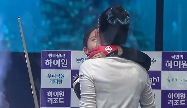 준우승자 이우경이 우승한 이미래의 뺨을 쓰다듬어주고 있다