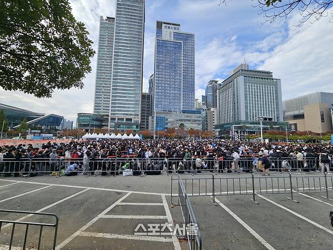 지스타 2025가 열리는 첫날인 13일. 입장을 기다리는 관람객들이 일찍부터 줄을 서서 기다리고 있다. 벡스코 | 강윤식 기자 skywalker@sportsseoul.com