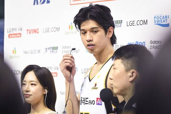 LG 세이커스 칼 타마요가 12일 서울 송파구에 위치한 잠실실내체육관에서 열린 2025~2026 LG전자 남자프로농구(KBL) 정규리그 2라운드에서 서울 삼성과 95-83으로 승리 후 수훈선수로 선정됐다. 해당 사진은 경기 후 수훈 선수 인터뷰를 하는 타마요의 모습. /사진=KBL