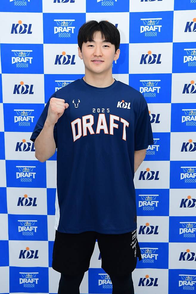 문유현이 지난달 16일 KBL센터에서 진행된 2025 KBL 신인선수 드래프트 컴바인 이후 포즈를 취하고 있다. /사진=KBL