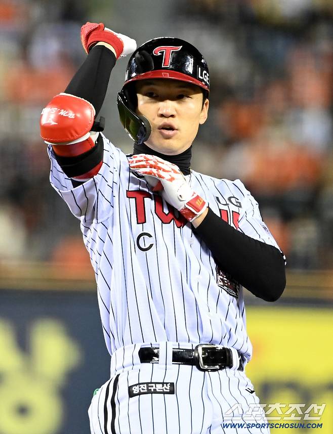 27일 서울 잠실구장에서 열린 한화와 LG의 한국시리즈 2차전. 5회말 박해민이 안타를 치고 기뻐하고 있다. 잠실=허상욱 기자wook@sportschosun.com/2025.10.27/