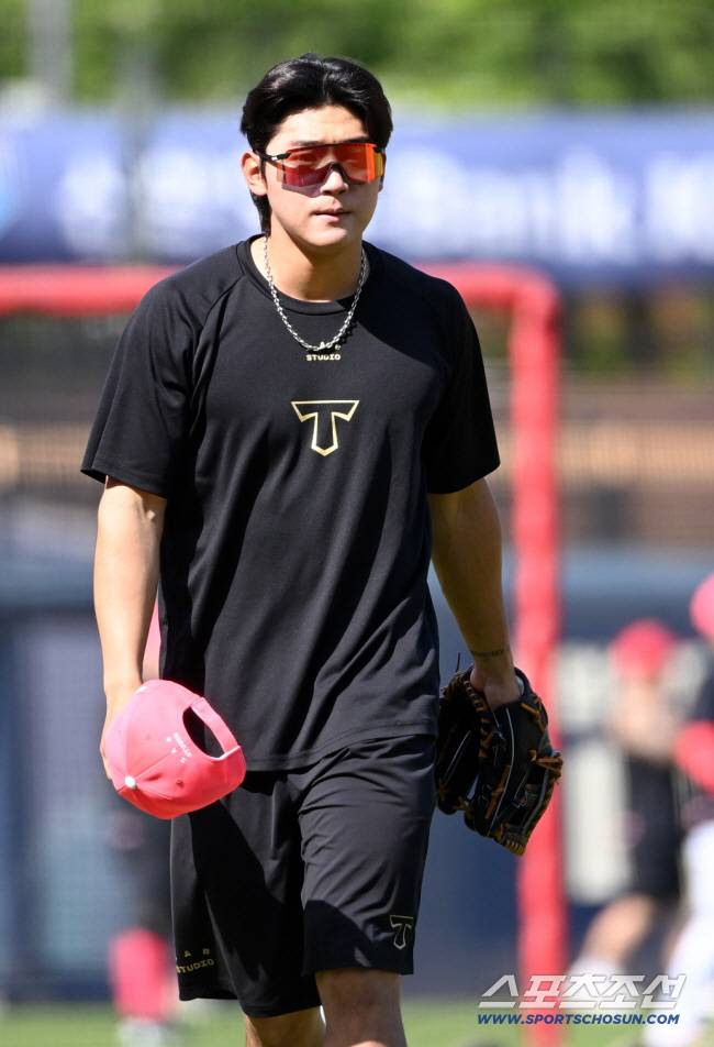 2일 광주KIA챔피언스필드에서 열린 한화와 KIA의 경기, KIA 김도영이 수비훈련을 마치고 코칭스탭에게 인사를 하고 있다. 광주=허상욱 기자wook@sportschosun.com/2025.05.02/