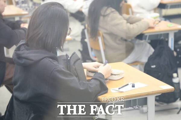 2026학년도 대학수학능력시험이 치러지는 13일 오전 대전 대덕구 중리동 동대전고등학교 고사장에서 한 수험생이 시험준비를 하고 있다. /대전시교육청 출입기자단 공동 취재