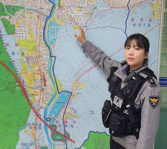 박세림 순경이 관할 구역에 대해 설명하고 있는 모습. 변선진 기자