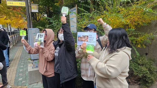 2026학년도 대학수학능력시험이 열리는 13일 오전 서울 여의도여고 정문 앞에서 수험생을 응원하고 있다. /황채영 기자