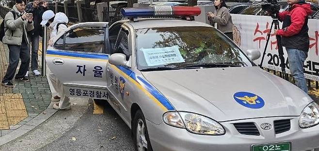 2026학년도 대학수학능력시험이 열리는 13일 오전 서울 여의도여고 앞에서 경찰차를 타고 온 수험생이 내리고 있다. /황채영 기자