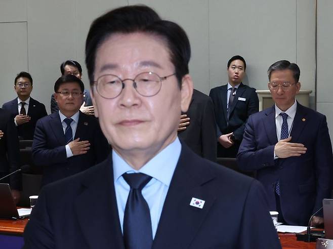 이재명 대통령과 정성호 법무부 장관(오른쪽)이 지난 11일 용산 대통령실에서 열린 국무회의에서 국기에 경례하고 있다. ⓒ연합뉴스