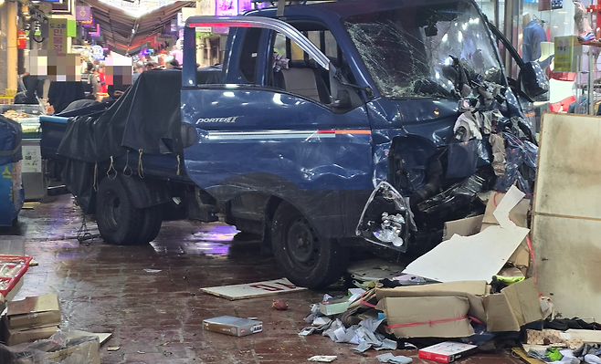 13일 오전 경기 부천시 오정구 원종동 제일시장에서 주행 중인 트럭이 상점으로 돌진해 20여 명의 사상자가 발생했다. 독자 제공