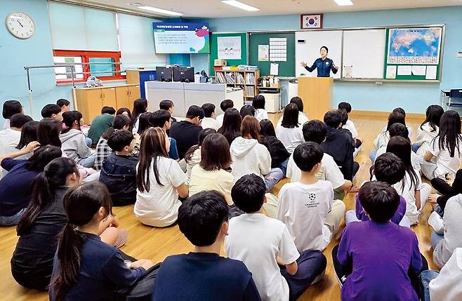 지난 5월 서울시여성가족재단이 교육지원청, 경찰서와 함께 아동·청소년을 대상으로 진행한 디지털성범죄 에방 교육 모습. 서울시 제공
