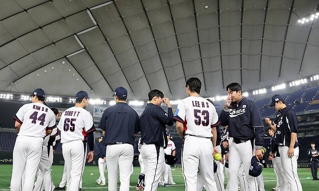 한국 야구대표팀 선수들이 13일 일본 도쿄돔에서 훈련을 마치고 이동하고 있다. 도쿄/연합뉴스