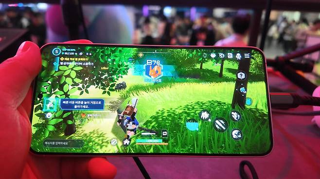 팰월드 모바일의 조작 버튼 배치. 채반석 기자