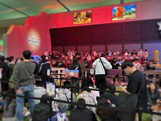13일 부산 벡스코에서 열린 지스타 2025의 크래프톤 부스에서 팰월드 모바일 체험을 위해 대기하고 있는 관람객들. 채반석 기자