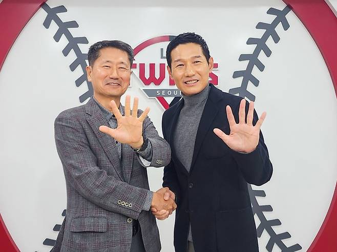 염경엽(오른쪽) LG 감독이 3년 재계약 후 김인석 대표이사와 구단 역대 5번째 우승에 도전하는 의미로 손가락 5개를 펼쳐보이고 있다. 사진=구단 제공